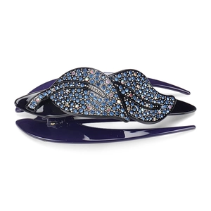 Dettaglio del fermaglio per capelli a foglia in acrilico blu navy con strass blu