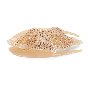 Dettaglio molletta per capelli in resina rosa con strass scintillanti su design a foglie