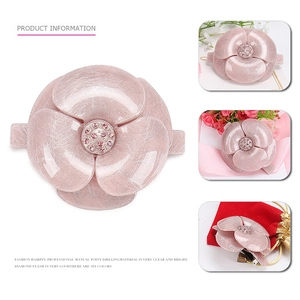 Barrette élégante en acrylique avec fleur de camélia rose clair et strass brillants