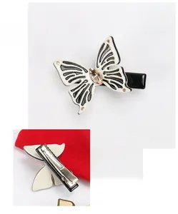 Dettaglio del fermaglio per capelli a farfalla in acetato 5x4cm con cristallo e clip in metallo