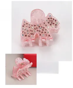 Vue macro d'une pince à cheveux de 4,5 cm en acrylique rose ornée de strass brillants
