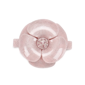 Pince à cheveux fleur de camélia en acrylique rose avec strass sur fond blanc pur