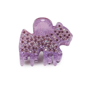 Vue détaillée de la pince à cheveux en acrylique violet en forme de chien avec strass