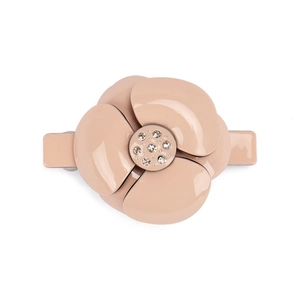 Gros plan sur la petite barrette camélia en acétate avec cristaux scintillants