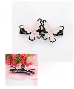 Détail macro de la pince à cheveux double papillon en acétate français avec strass