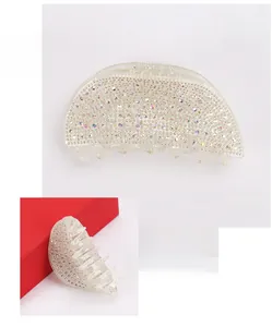 Vue macro de la pince à cheveux demi-ronde en acrylique avec strass étincelants
