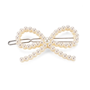 Détail d'une barrette à cheveux en perles blanc crème en forme de nœud avec base argent