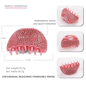 Vues détaillées de la pince à cheveux en acrylique rose de 7,5 cm avec strass