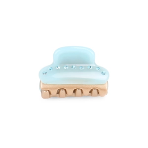 Dettaglio della piccola clip per capelli in acetato con strass blu e base dorata