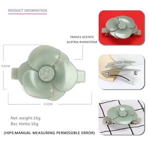 Barrette camélia en acétate vert pâle ornée de strass mesurant 6,5 cm de long