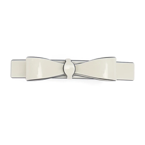 Détail d'un nœud papillon élégant gris crème avec liseré noir et finition vernie chic