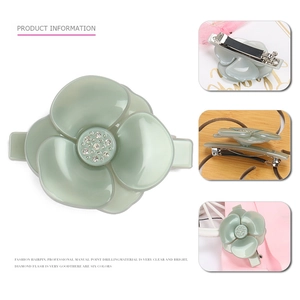 Barrette camélia vert Morandi avec strass brillants et pince à ressort en métal