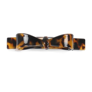 Détail d'une barrette à cheveux nœud en écaille de tortue avec finition polie sur blanc