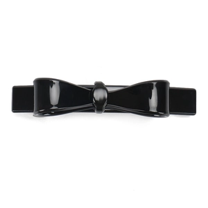 Vue détaillée de l'élégante barrette à cheveux nœud noir brillant en acrylique