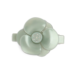 Pince à cheveux fleur de camélia verte élégante avec strass sur fond blanc