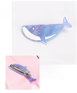 Détail macro d'une pince à cheveux baleine en acrylique violet avec texture marbrée