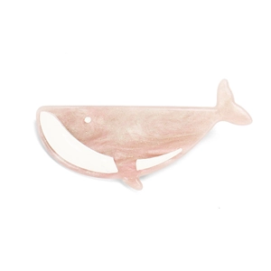 Détail d'une mignonne pince à cheveux dauphin en acrylique rose avec finition pailletée dorée