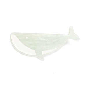 Détail de la pince à cheveux dauphin en acrylique vert menthe avec paillettes et texture