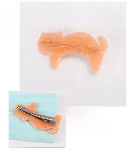 Vue détaillée de la pince à cheveux chat en acrylique marbré orange avec clip métallique