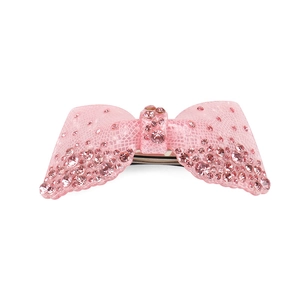 Gros plan détaillé d'une barrette nœud en acrylique rose avec strass et pince à ressort