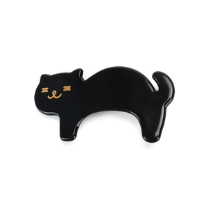 Vue détaillée d'une pince à cheveux chat en acrylique noir avec finition réfléchissante