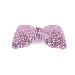 Détail macro d'une barrette nœud en acrylique avec strass mauves et texture grillagée