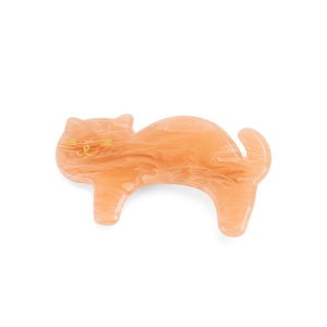 Détail d'une pince à cheveux chat en acétate marbré orange avec contours dorés élégants