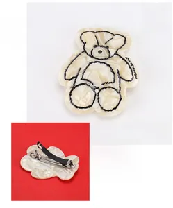 Dettaglio della clip per capelli a forma di orso in acetato con dimensioni e molla