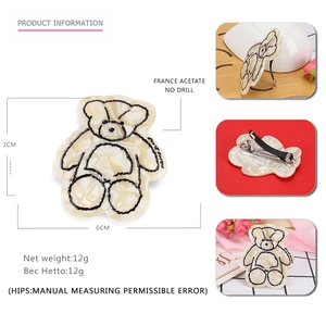 Graziosa clip per capelli a forma di orso in acetato bianco crema marmorizzato