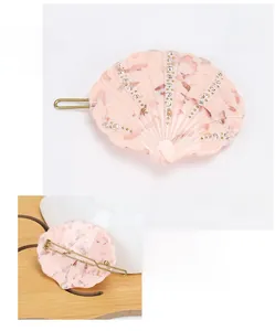 Barrette à cheveux rose en forme de coquillage avec strass et détails dorés