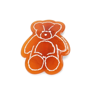 Dettaglio di un accessorio per capelli in resina ambrata a forma di orso con logo