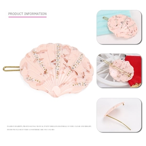 Pince à cheveux en acétate rose marbré en forme de coquille avec trois rangées de strass