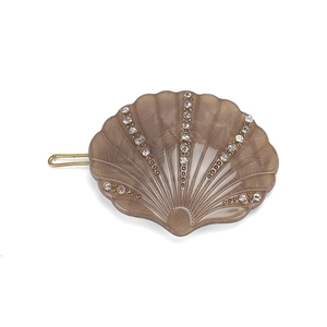 Détail de la barrette coquillage avec texture acétate marbrée et strass étincelants
