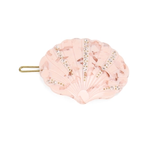 Détail d'une pince à cheveux en acétate marbre rose en forme de coquillage