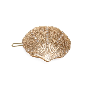 Détail d'une barrette coquillage dorée ornée de paillettes et de strass brillants