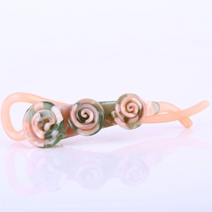 Pince à cheveux banane avec roses en marbre rose et décorations en résine chic