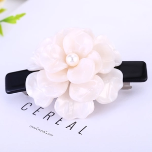 Barrette fleur de camélia élégante en acétate blanc avec perle sur pince à ressort noire