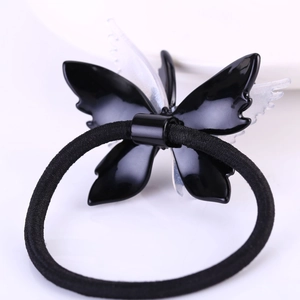 Détail de l'élastique papillon en acétate double épaisseur avec paillettes brillantes
