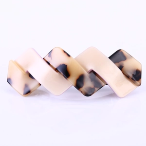Pince à cheveux minimaliste en acétate motif écaille avec design géométrique en zigzag