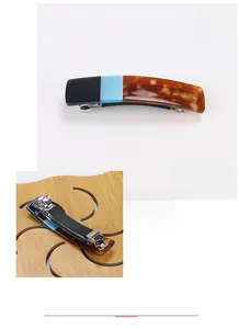 Close-up of tricolor acetate hair clip with dimensions 8.2x1.8cm and silver metal spring