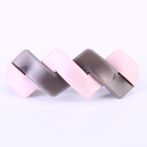 Barrette à cheveux élégante en acétate avec motif géométrique rose et gris fumé entrelacé