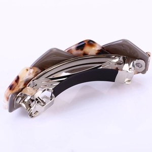 Détail de la barrette à ressort de style français avec motif ondulé en résine et base