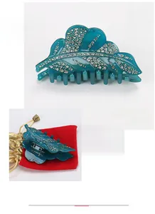 Vue détaillée de la pince à cheveux en acrylique en forme de feuille avec strass et pochette
