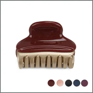 Dettaglio dell'elegante molletta per capelli bicolore in resina e finitura in metallo