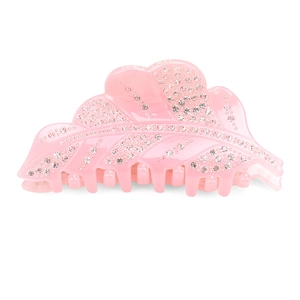 Détail d'une pince à cheveux en forme de feuille rose clair sertie de strass brillants