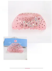 Dettaglio molletta per capelli in acrilico rosa con strass e dimensioni precise