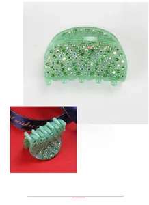 Dettaglio della molletta per capelli in acrilico verde menta con strass 4,7x3,1cm