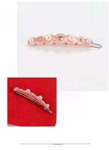 Detailansicht der rosa Acetat-Haarklammer mit weißen Perlen und glitzernden Straßsteinen
