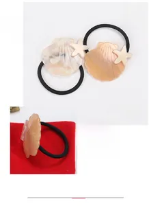 Dettaglio di elastici per capelli a conchiglia in acetato con texture marmorea