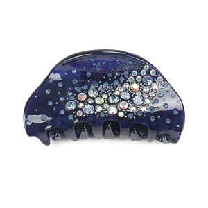 Dettaglio macro di un fermaglio per capelli blu scuro decorato con strass scintillanti